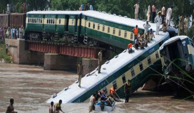  В Пакистане поезд упал в воду: 17 погибших
