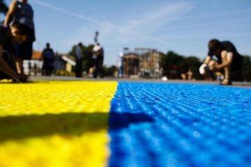 Братні народи: в Пітері активіста побили за український прапор