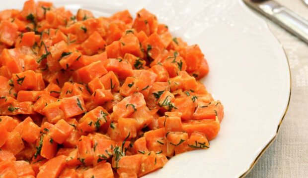 Морква зі сметанним соусом / фото: відкриті джерела