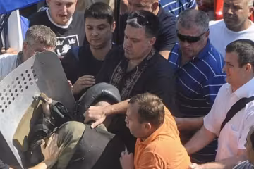 Фото дня: на очах Тягнибока б'ють нацгвардійця