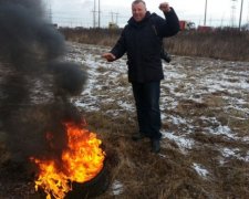 Страйк дальнобійників: у Петербурзі вже палять шини