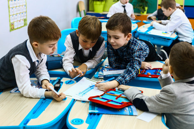 "Все через ж*поньку і кишеньку": в українські школи закупили парти, які робили лівою рукою, сядеш і не встанеш