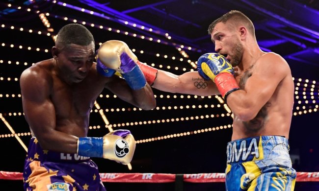 Рігондо в бою з Ломаченко здався після шостого раунду