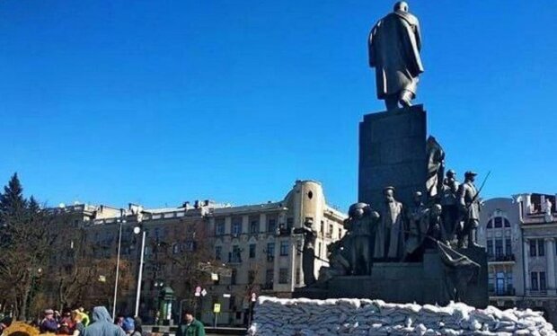Харків'яни рятують пам'ятник Тарасу Шевченку, як Дюка вкривали в Одесі: пережив Другу світову