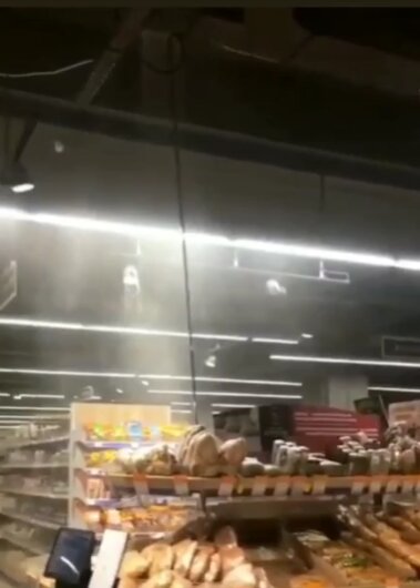 У супермаркеті потекла вода зі стелі, скріншот з відео
