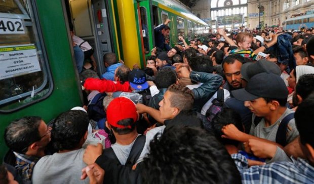 Скопление мигрантов на вокзале в Будапеште (фото)