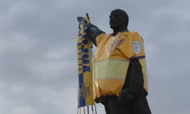 Запорізького Леніна з найбільшим гардеробом роздягнули