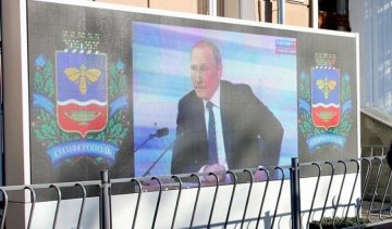 Путин "зомбировал" крымчан на улице (фото) 