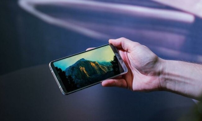 LG представила смартфон із нестандартним дисплеєм