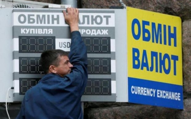 Главное за ночь: курс гривны на осень и "вооруженный" Крым