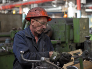 Работник завода