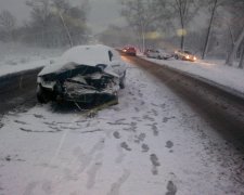 У Києві п'яна автомобілістка поцілувала стовп: вкрала BMW, а водити не вміє