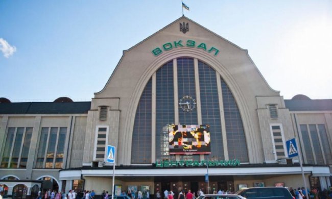 Рух автомобілів перед залізничним вокзалом буде платним