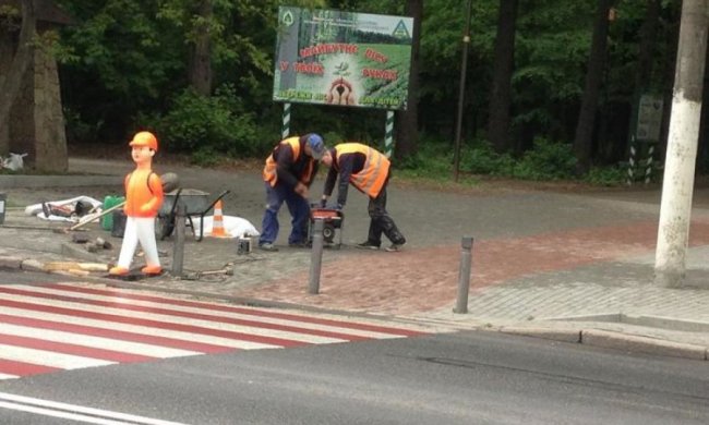 На вотчині Гройсмана водіїв лякають "пішохідні" болванчики