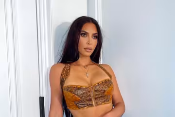 Кім Кардашьян разом сестрою залізли верхи на темних красенів: "Виглядаєш добре"