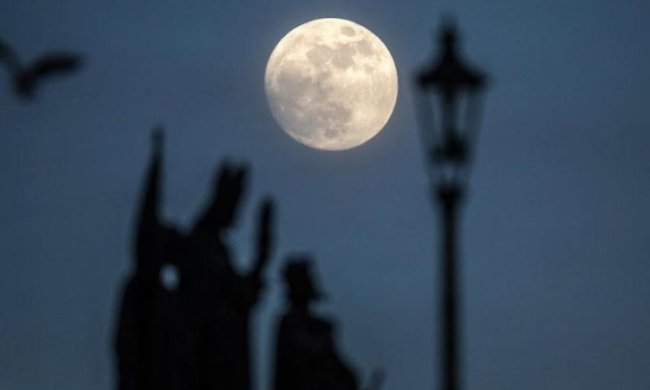 Загадочное божество: уфологи разглядели храм на Луне