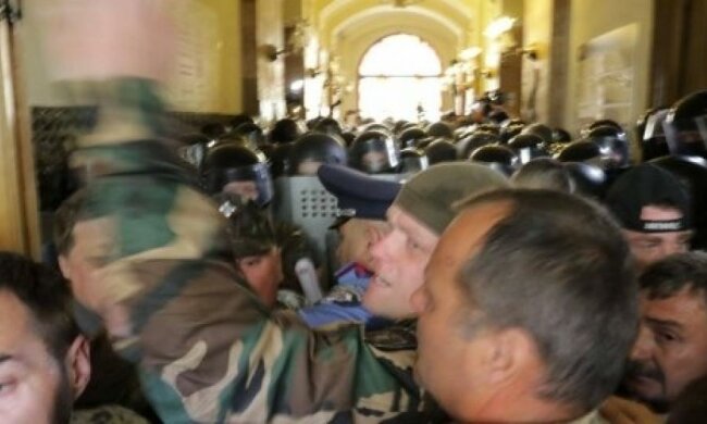 Недовольные львовяне хотят отставки Садового