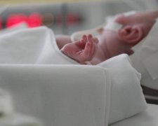 Лікарі шоковані! Новонароджений з'явився на світ з геніталіями на спині