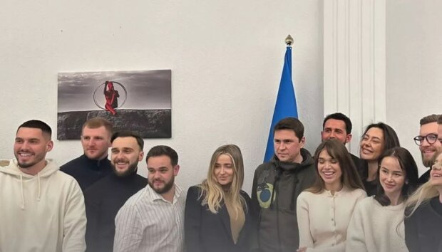Михаил Подоляк с блогерами, фото из соцсетей