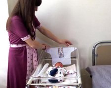 Помощь при рождении: украинцам показали полный список вещей в бэби-боксах