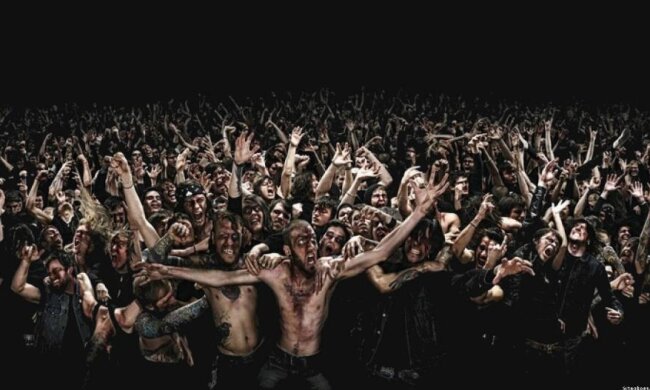 В Запорожье устроили ужасную давку в борьбе за бесплатный торт (видео)