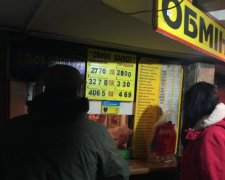 Осипається, як ялинка: що відбувається з валютою на міжбанку