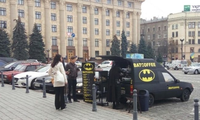 Як Бетмен харків'янам каву продавав