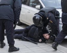 Момент нападу на поліцейських в Москві потрапив на відео