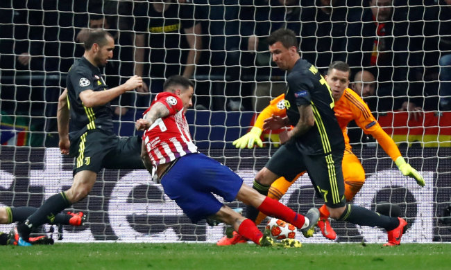 Игроки Ювентуса пригласили 60 моделей "утешать" их после поражения: тренер шокирован