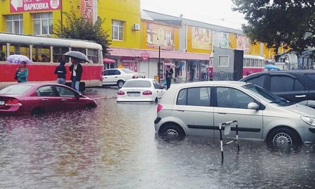 Машины ушли под воду из-за дождя в Киеве (фото)