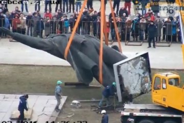 Запорізького Леніна вивезли ногами вперед (фото, відео)