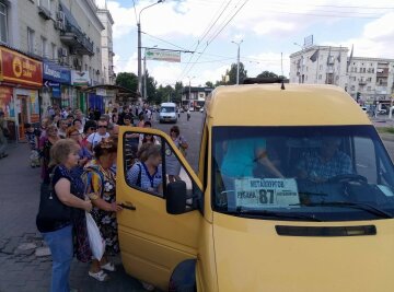 Вишикувалися як за ковбасою: запоріжців маринують у чергах на маршрутки, - це пекло