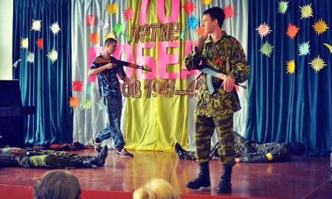 Детей Донецка учат убивать украинцев (фото)