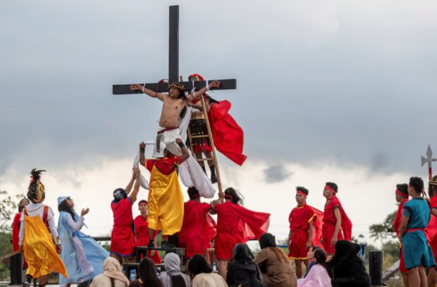 Чоловіка розіп'яли на хресті вже 35-й раз / фото: Reuters