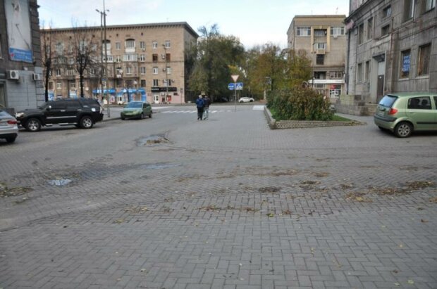 Разгромили памятники и перекопали могилы: в Запорожье на кладбище "поработали" вандалы, дикие кадры
