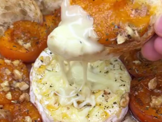 Закуска з абрикосами та камамбером, кадр з відео