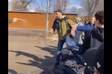 У Харкові чоловік накинувся на підлітка і отримав потужним струменем межи очі