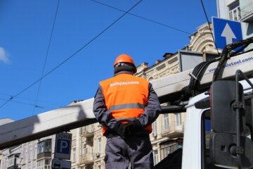 Комунальники демонтують незаконну вивіску в Києві