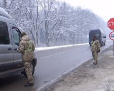 10-километровые очереди к пропускным пунктам Польши, пропускают почти всех: как выехать без загранпаспорта