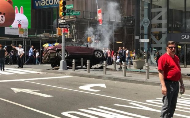 В Нью-Йорке автомобиль протаранил толпу людей: фото
