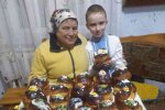 Пенсіонерка з онуком відправили на фронт смаколики, зігріті любов'ю: "З Великоднем, дорогенькі!"