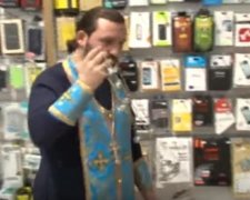 В Грузии священник освятил iPhone (видео)
