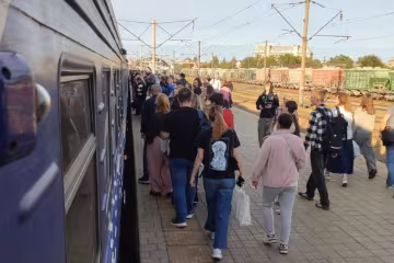 Затримки потягів з Дніпра: пасажири на вокзалі