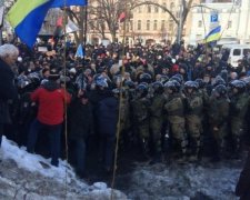 Редути, намети і дрова: як "блокадники" облаштовуються під АП