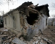 Бійці АТО показали наслідки ворожого вогню у Старогнатівці