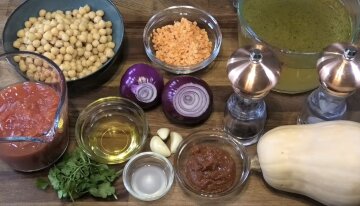 Гострий крем-суп з гарбуза та помідорів, продукти: фото скрін Ютуб