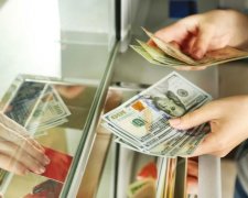 Курс на июль: доллару и гривне не дадут "расслабиться"
