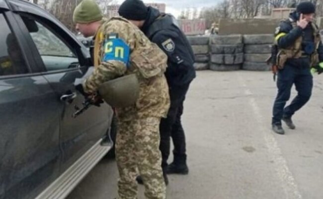 Сотрудники ТЦК и полиции, скрин с YouTube