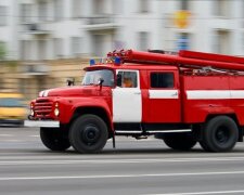 В Харькове пожарная машина провалилась сквозь землю, и стыд тут ни при чем: подробности ЧП