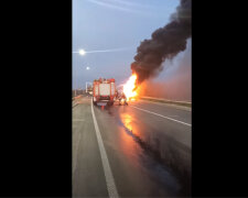 Автобус іх пасажирами спалахнув на трасі під Львовом - "Вистачило кількох хвилин"